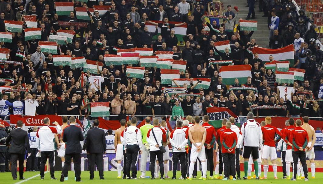 I giocatori ungheresi ringraziano i loro tifosi al termine della partita (Epa)